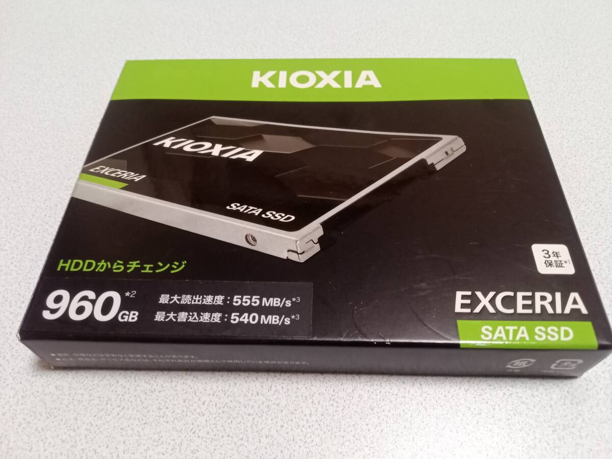 ①KIOXIA EXCERIA SATA SSD960GB 2.5インチ 7㎜（ほぼ新品）の画像1