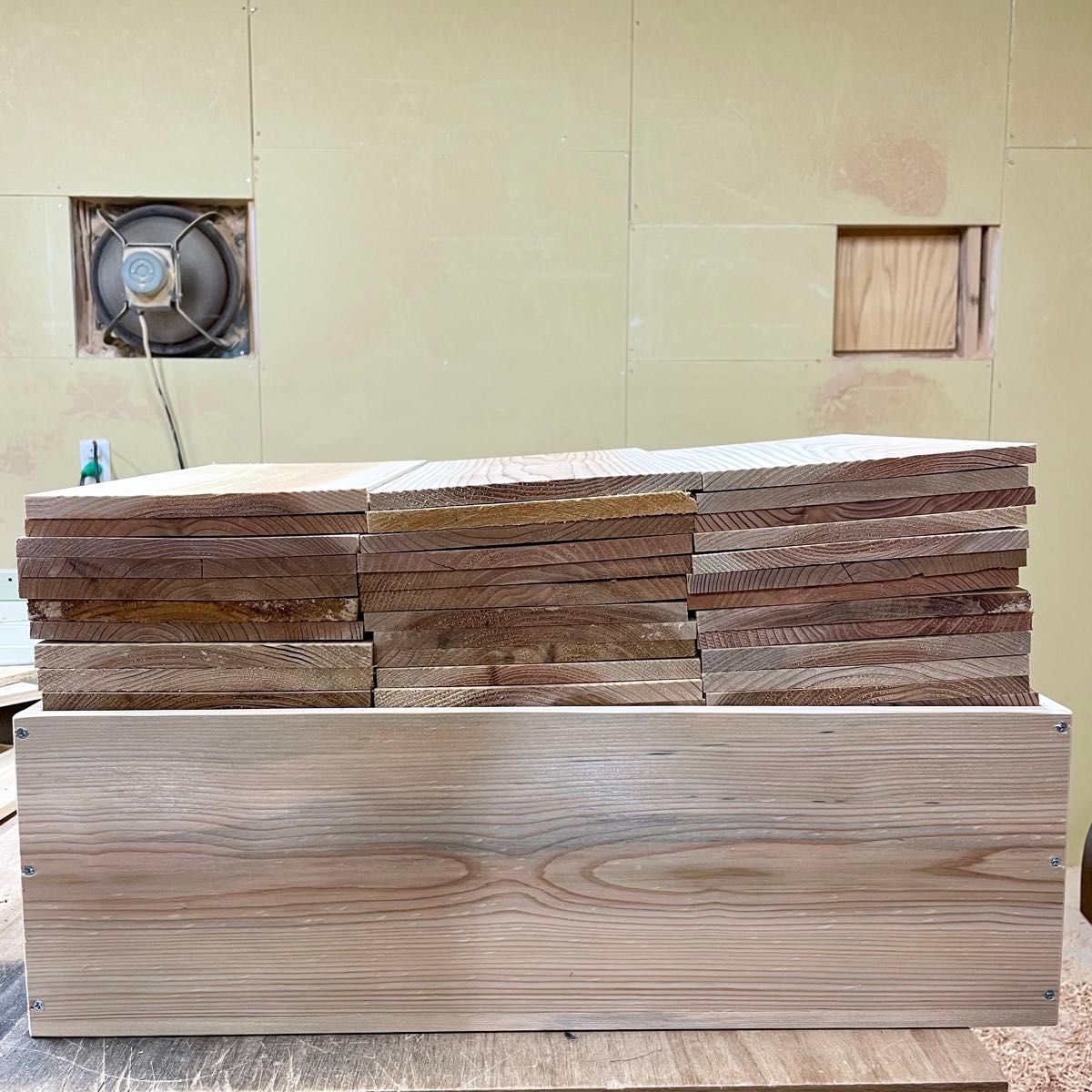 【木箱付き】《国産杉板　約25kg》DIY  工作　材料　焚き付けに　薪　端材