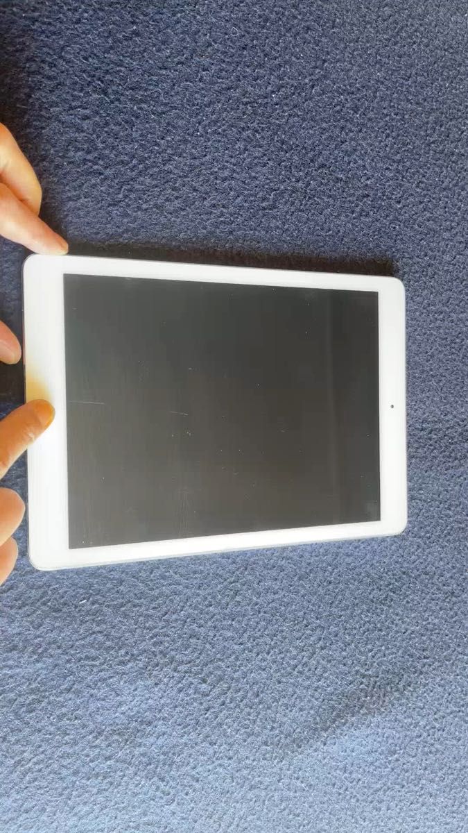 iPad air第２世代 silver Wi-Fi ３２GBバッテリー８３％　311 画面：キズ・ヒビ無し 本体：ほとんどキズ無し