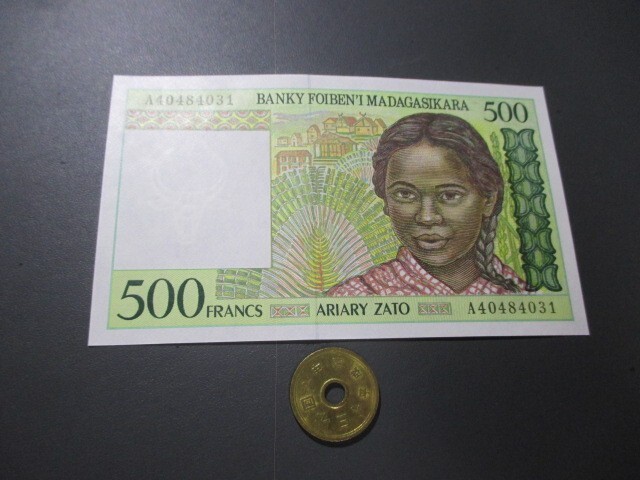 未使用 マダガスカル 1994年 500フランの画像1