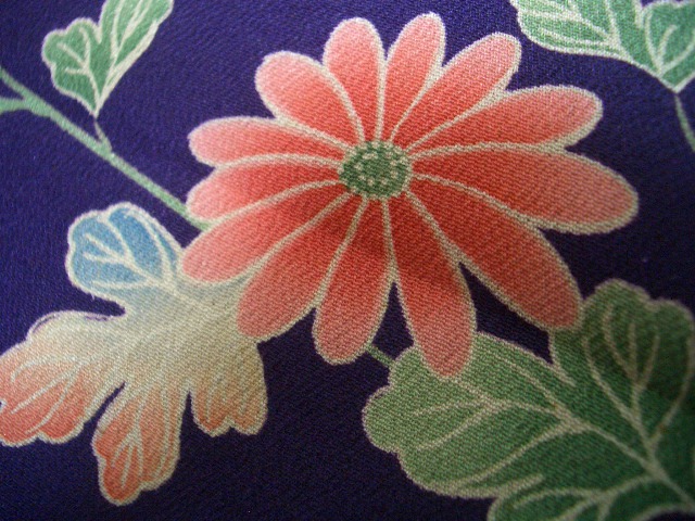 古布正絹錦紗縮緬はぎれ紫地に花柄 30×142㎝ アンティーク昔着物リメイク古裂の画像3