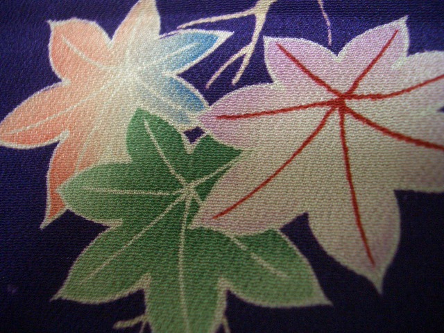 古布正絹錦紗縮緬はぎれ紫地に花柄 30×142㎝ アンティーク昔着物リメイク古裂の画像4