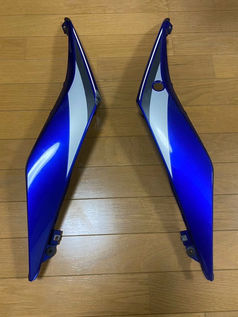 YZF-R25 リヤカウル左右セット 中古品の画像1