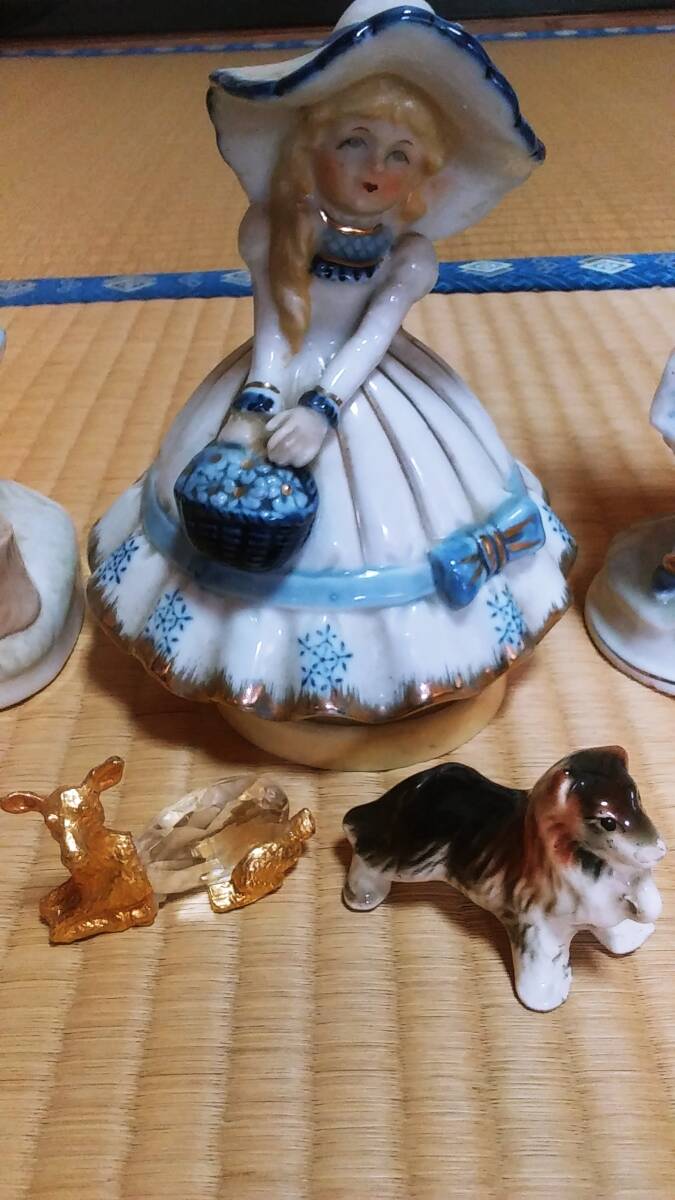 BELLWOOD 陶器人形 西洋女性3と バンビ&ワンちゃん　置物　オブジェ_画像3