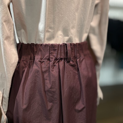 新品未使用タグ付き☆マーガレットハウエル2022SS　HIGH DENSE COTTON SILKスカート_実際の色はこちらです。