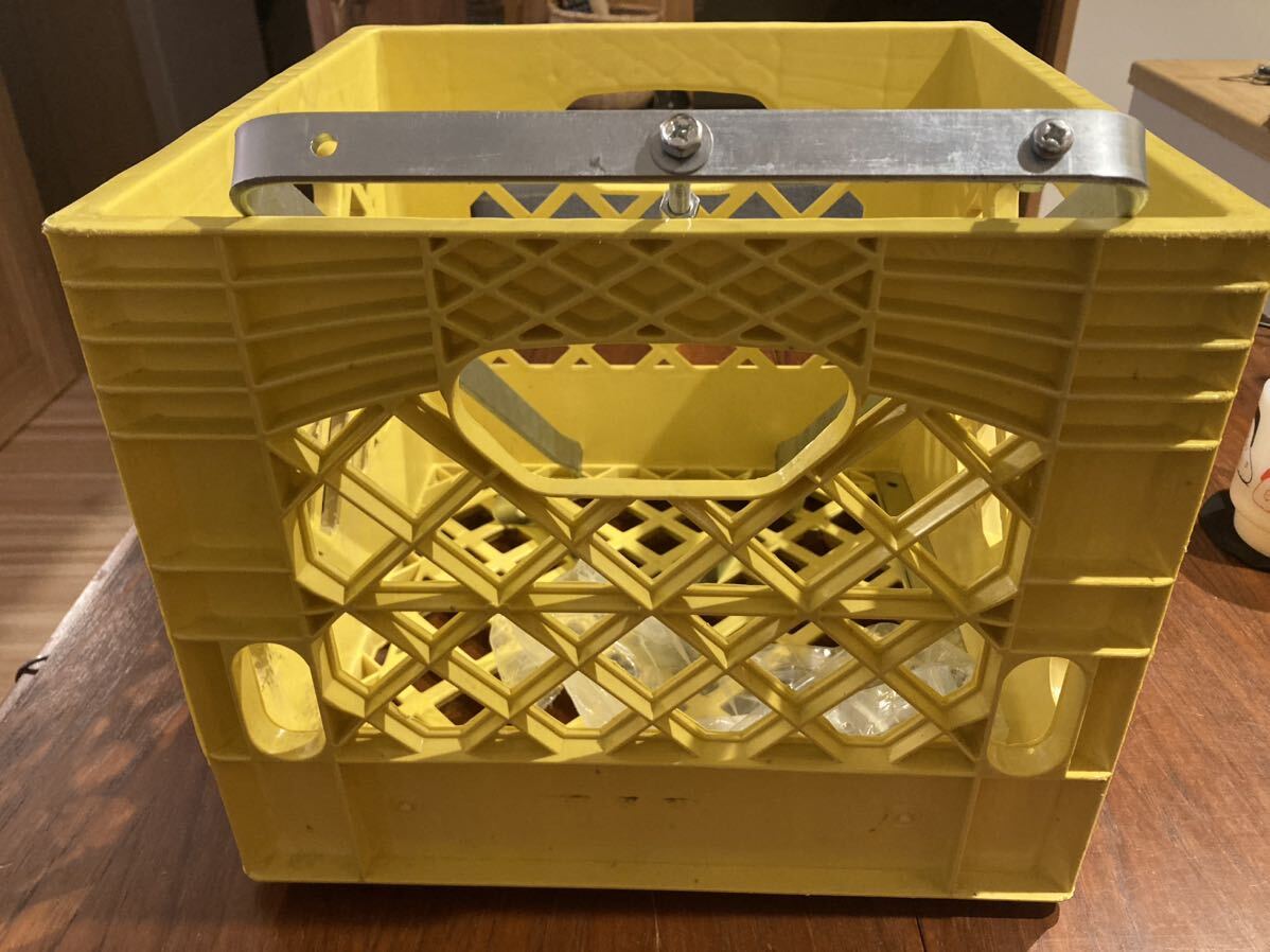 中古MILK CRATE ミルククレート カゴ ボックス YELLOW ボックス 黄色 ビンテージイエロー アメリカ製 自転車取り付け金具付きカゴ E.T. の画像3