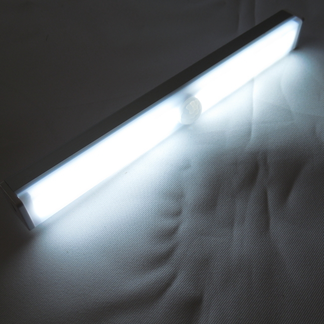 LED人感センサーライト LEDライトバー 21㎝ 2本 白光色 6000K 調光機能 マグネット式 簡単設置 アウトドア 懐中電灯 廊下 クローゼットの画像2