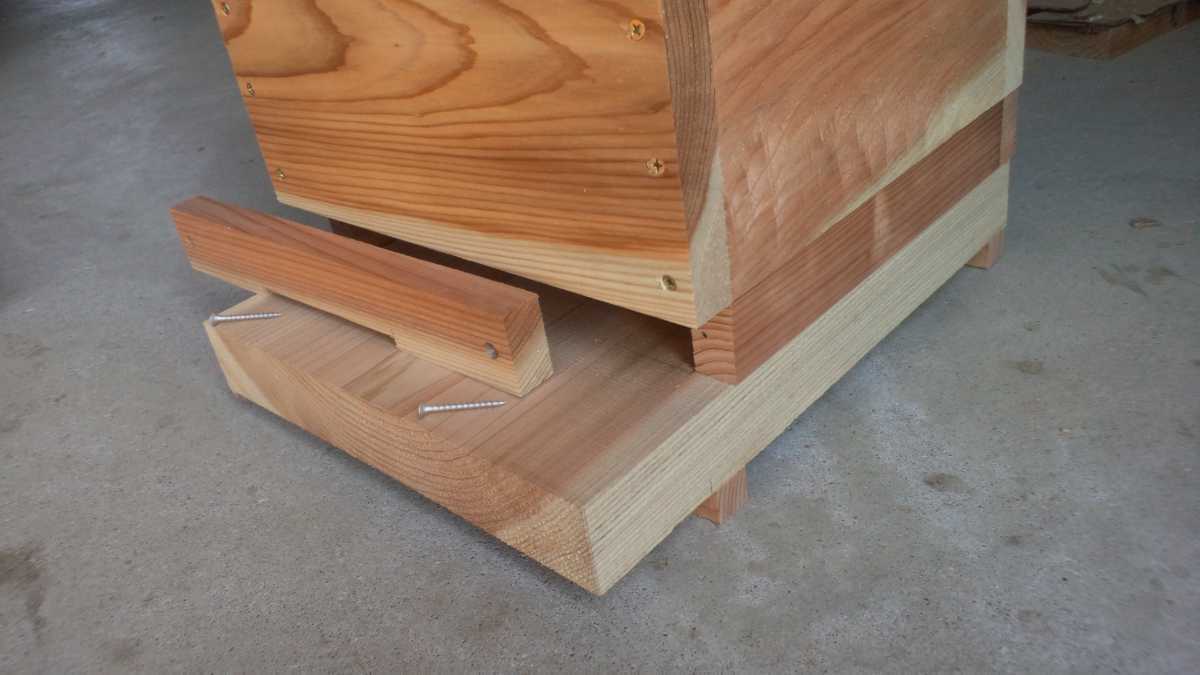 熟練大工作製、柾目板使用で重箱の節抜けの心配なし、日本蜜蜂三段重箱式巣箱（焼き無し）、ミツバチ_巣門部は清掃が出来るように取外可能