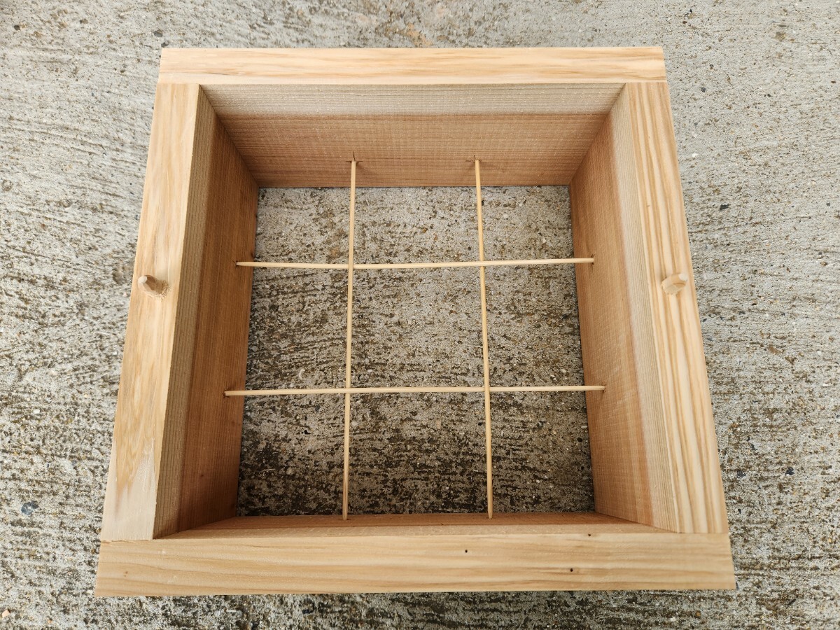 熟練大工作製、柾目板使用で重箱の節抜けの心配なし、日本蜜蜂三段重箱式巣箱（焼き無し）、ミツバチ_ズレ防止ピン付き