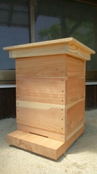 熟練大工作製、柾目板使用で重箱の節抜けの心配なし、日本蜜蜂三段重箱式巣箱（焼き無し）、ミツバチ_３段重箱式巣箱（重箱３個）