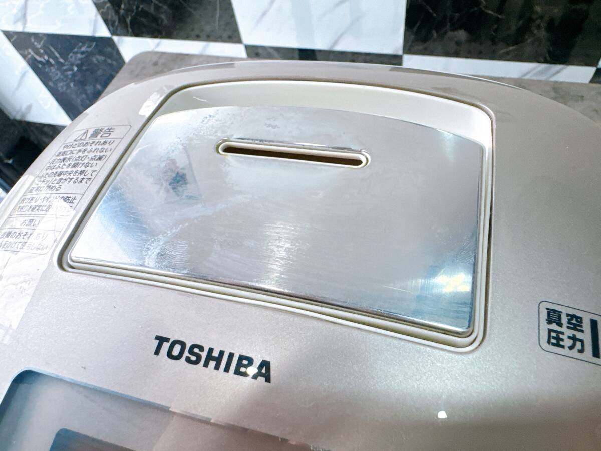 RC-10VQF N 東芝 TOSHIBA 真空圧力IH保湿窯 炊飯器 炊飯ジャー (5.5合炊き)　2012年製 通電確認済み 動作品　ジャンク品（ス082）_画像2