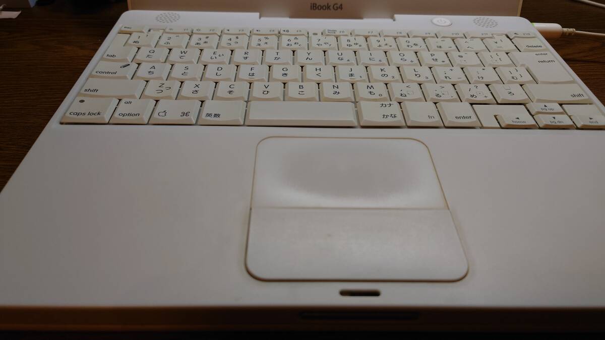 Apple iBook G4 800MHz_タッチパッドはツルツルです
