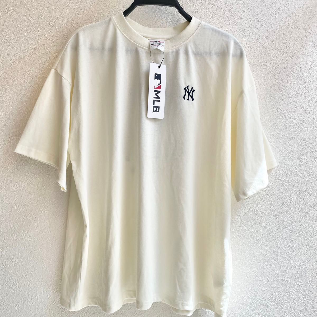 希少【M】MLB公式　ニューヨーク・ヤンキース　ビッグロゴ刺繍　半袖Tシャツ●グッズ/オフホワイト