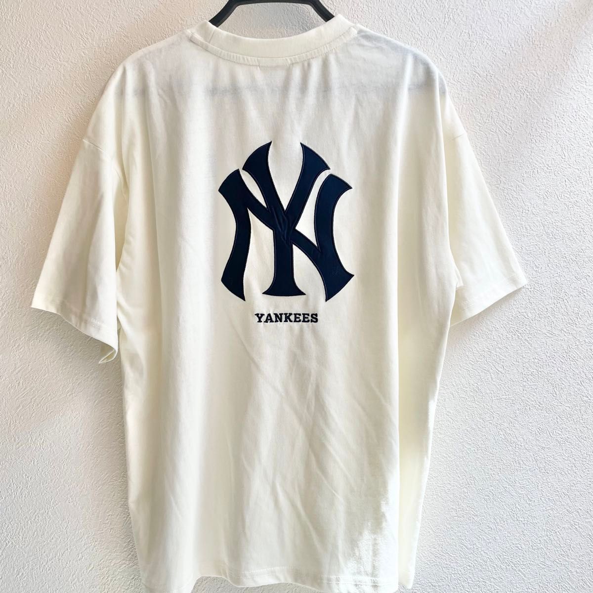希少【L】MLB公式　ニューヨーク・ヤンキース　ビッグロゴ刺繍　半袖Tシャツ●グッズ/オフホワイト