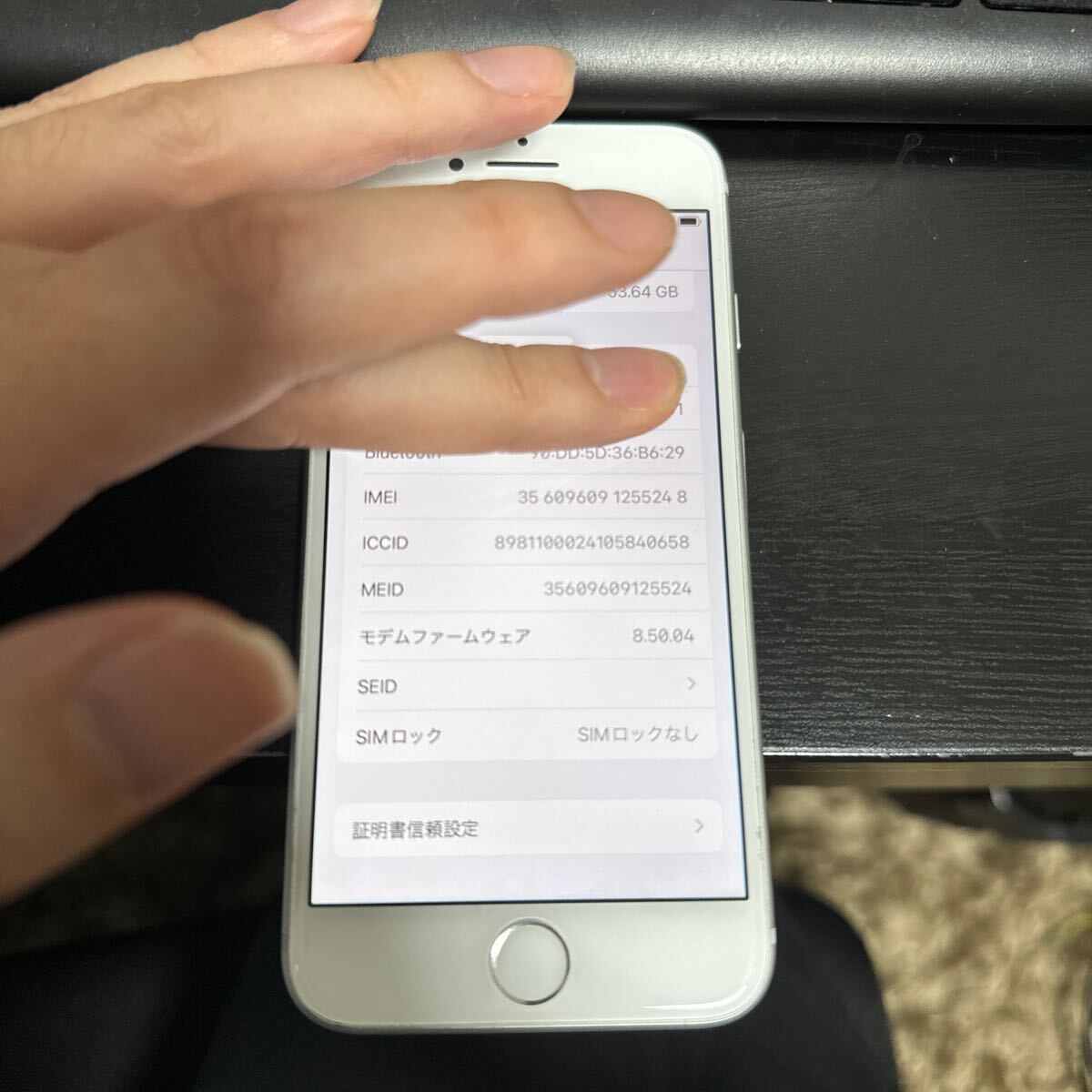 iPhone8 64 SIM Free バッテリー80% 利用制限無し 後ろ側に割れ有 動作可能の画像3