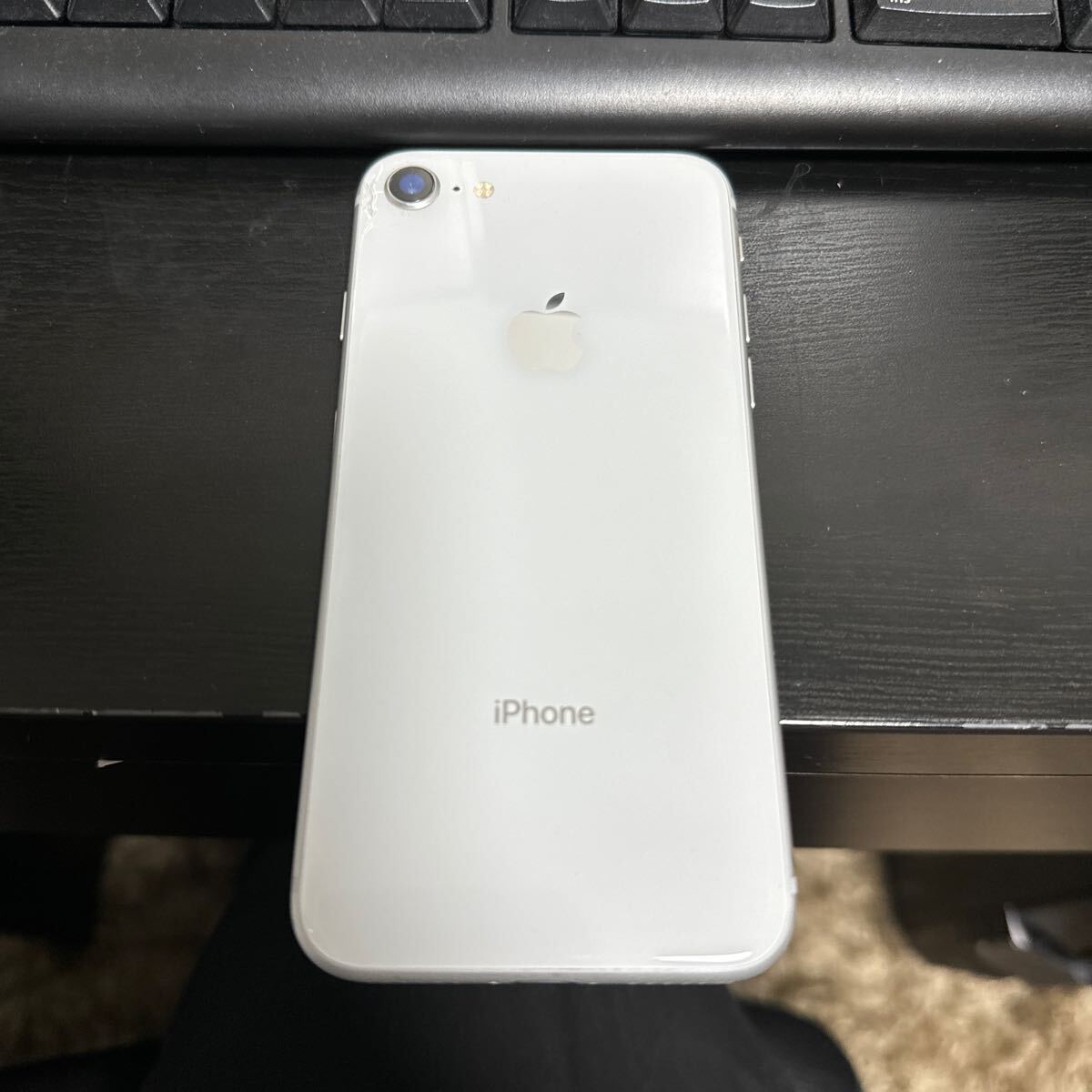 iPhone8 64 SIM Free バッテリー80% 利用制限無し 後ろ側に割れ有 動作可能の画像8