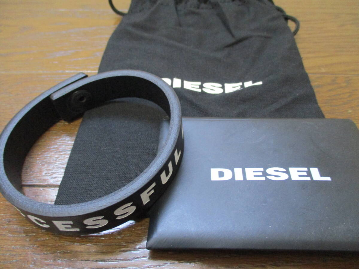 ☆DIESEL/ディーゼル☆未使用 ブレスレット2個セット ブラック×ホワイト ロゴプリントレザーブレスレットの画像4