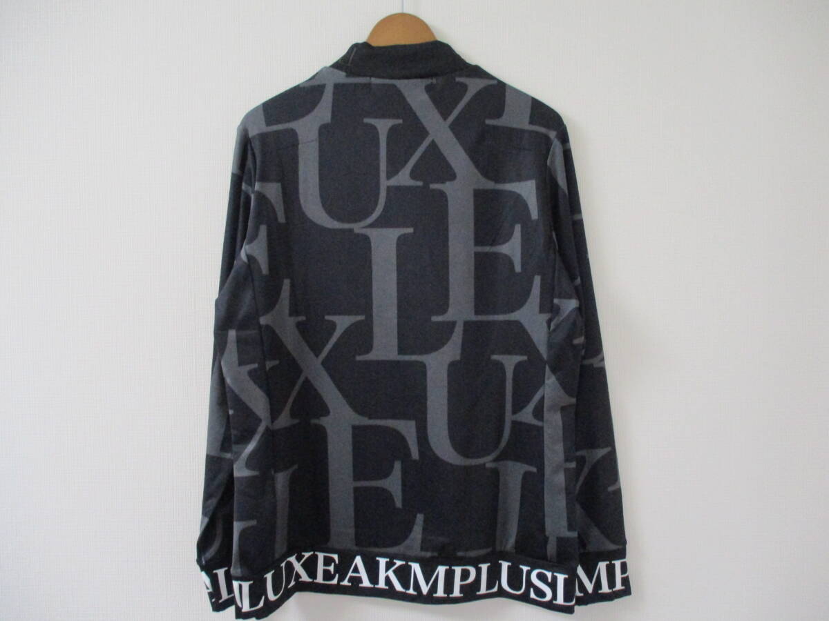 ☆LUXE AKM PLUS/リュクスエイケイエムプラス☆未使用 裾ロゴ総柄モックネック長袖Tシャツ サイズ：M ゴルフ トレーニング ジム おしゃれ_画像3