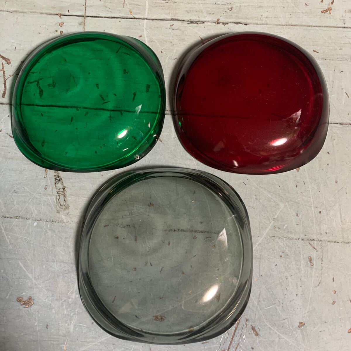 ガラス皿 3枚セット カラーガラス 皿 プレート 小皿 食器 赤 緑 グレー レッド グリーン 昭和レトロ アンティーク (9515)_画像6