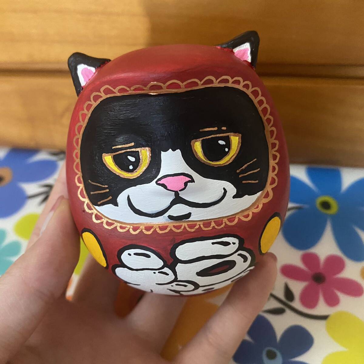 招き猫 だるま 置物 フィギュア 貯金箱 はちわれ 手描きイラスト ゆるきゃら かわいい 赤 レッド 日本の画像1