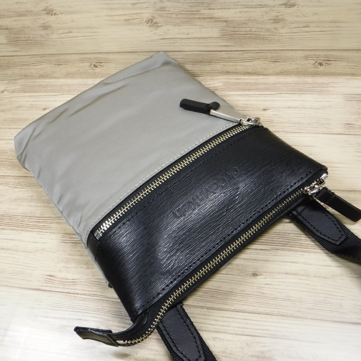 YY710 CK カルバンクライン 定価23100円 新品 ショルダーバッグ B5サイズ 日本製 809121 グレー CALVIN KLEIN ミニショルダーバッグの画像4