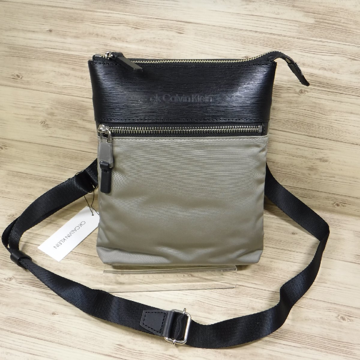 YY710 CK カルバンクライン 定価23100円 新品 ショルダーバッグ B5サイズ 日本製 809121 グレー CALVIN KLEIN ミニショルダーバッグの画像1