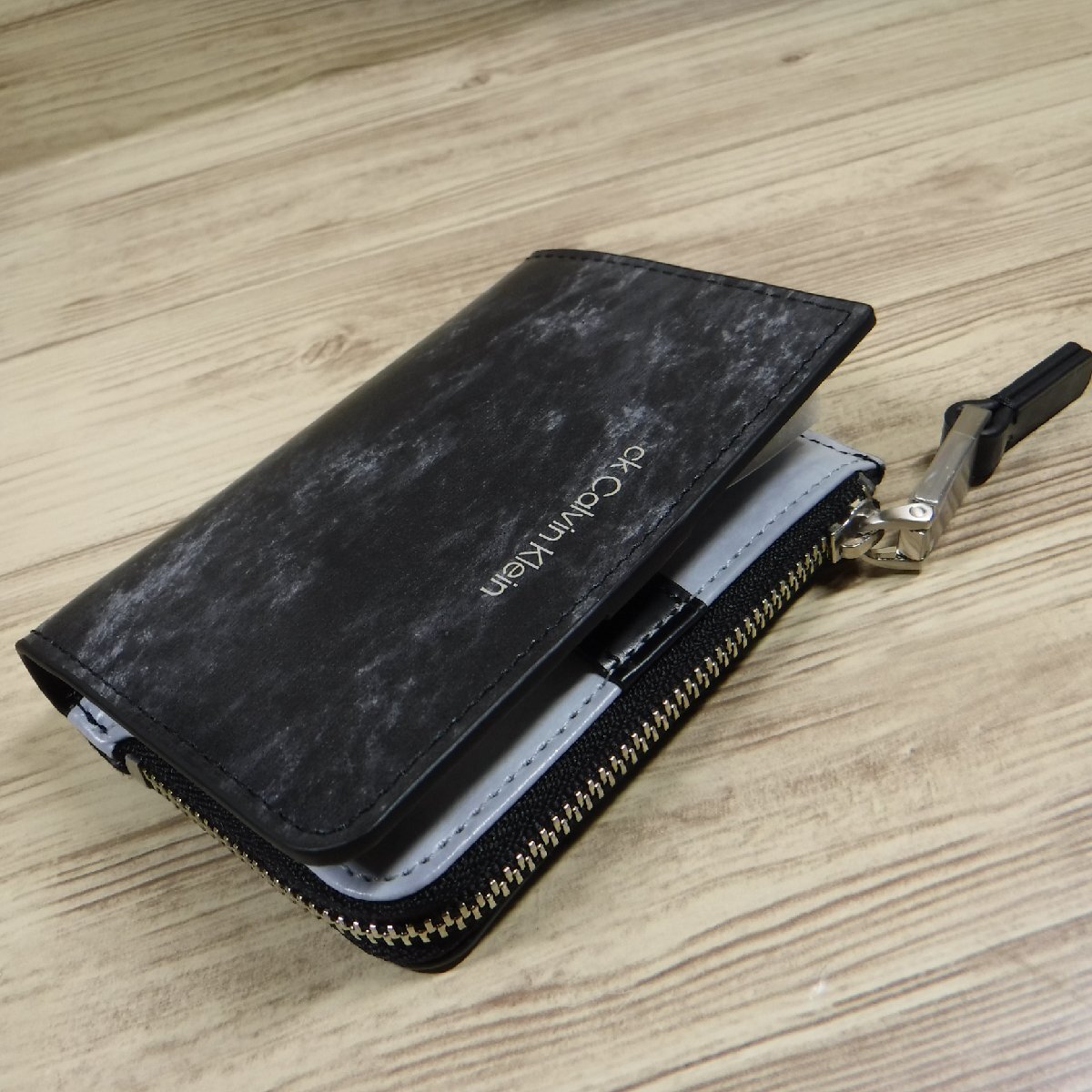 QQ58 CK カルバンクライン 定価14300円 新品 黒 大理石柄 キーケース ミニ財布 小銭入れ パスケース カードケース 牛革 832633 ブラック_画像4