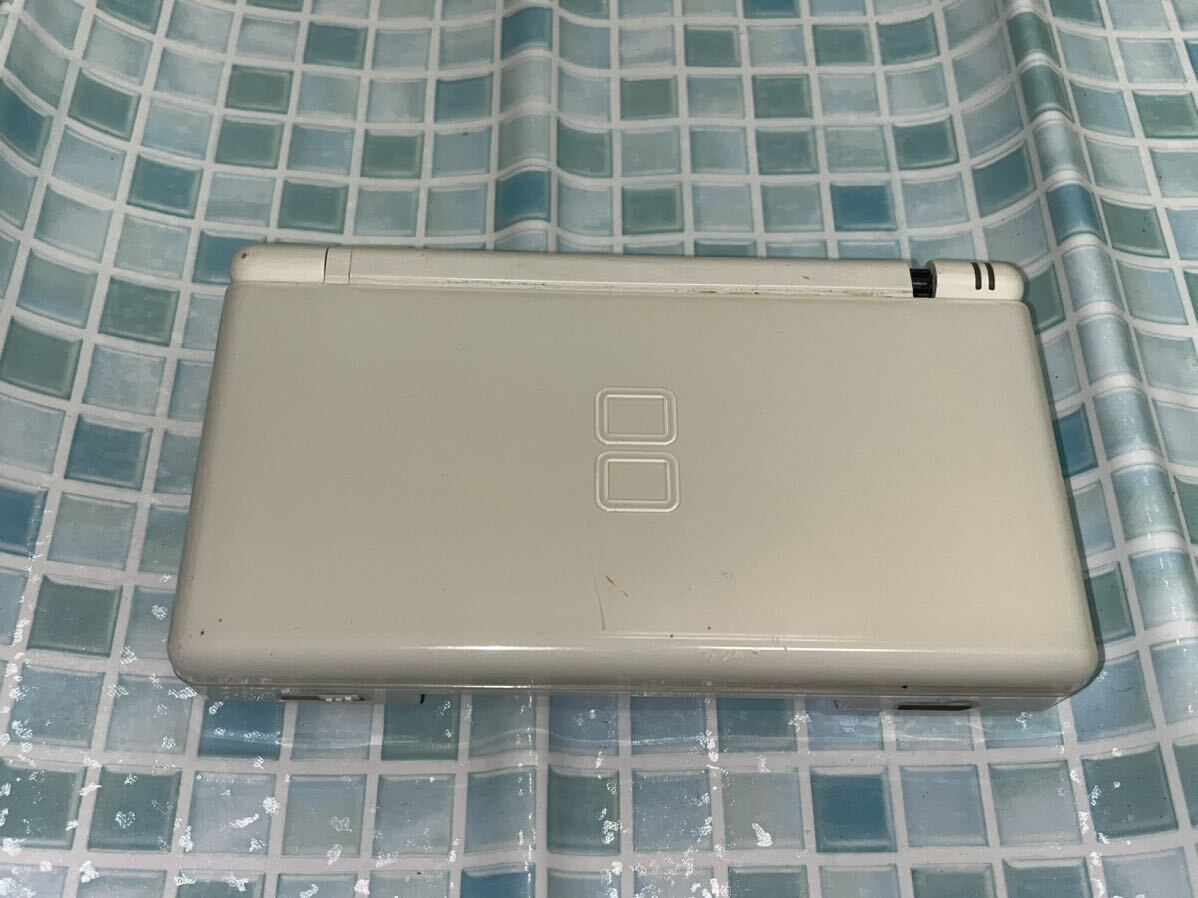 ☆任天堂 ニンテンドーDS☆Nintendo DS DSLite ニンテンドー クリスタルホワイト ゲーム機 動作不明 ジャンク扱い タッチペン無し の画像1