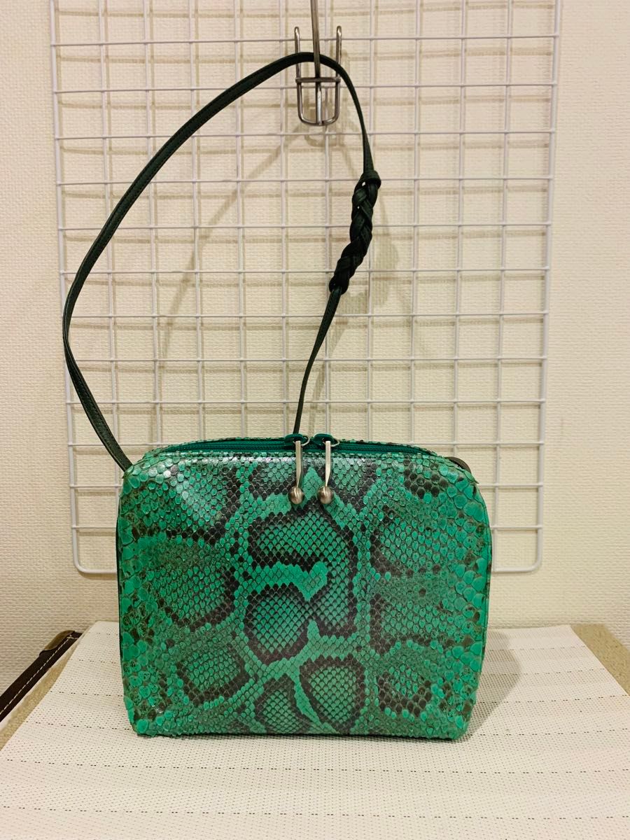 美品】TAKAHIKO 貴彦 ショルダーバッグ パイソン 蛇革 レザー 美品】TAKAHIKO 貴彦 ショルダーバッグ パイソン 蛇革 レザー
