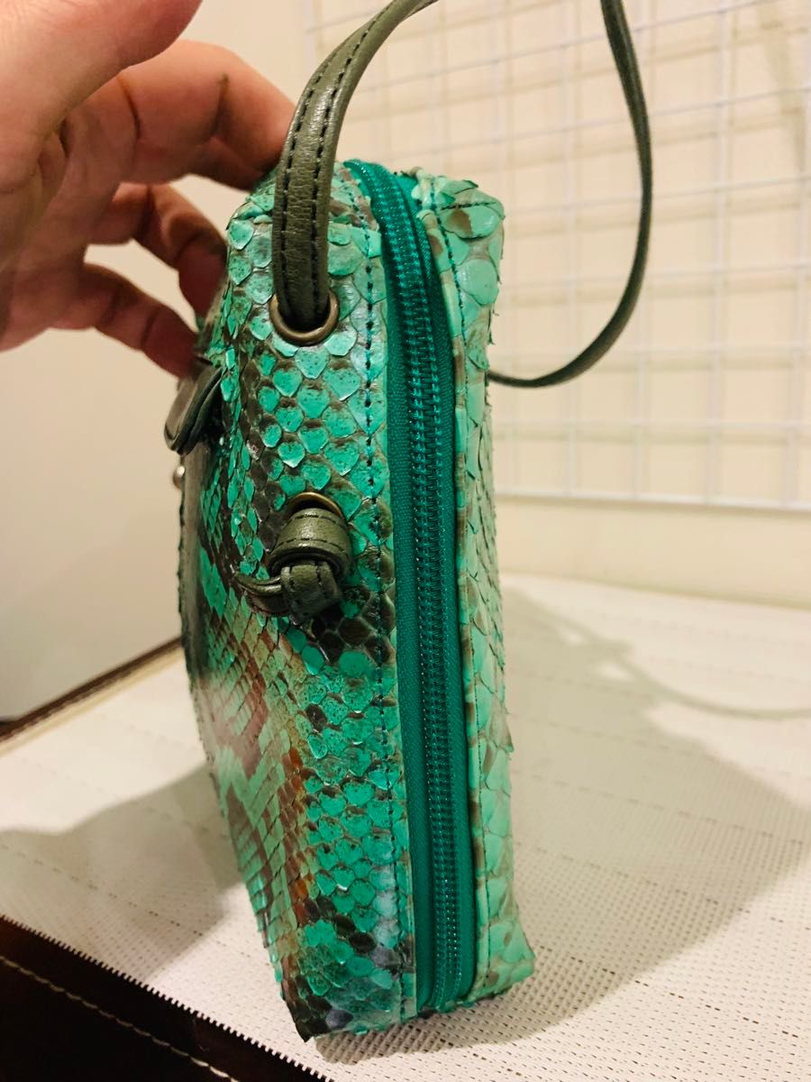 美品】TAKAHIKO 貴彦 ショルダーバッグ パイソン 蛇革 レザー 美品】TAKAHIKO 貴彦 ショルダーバッグ パイソン 蛇革 レザー