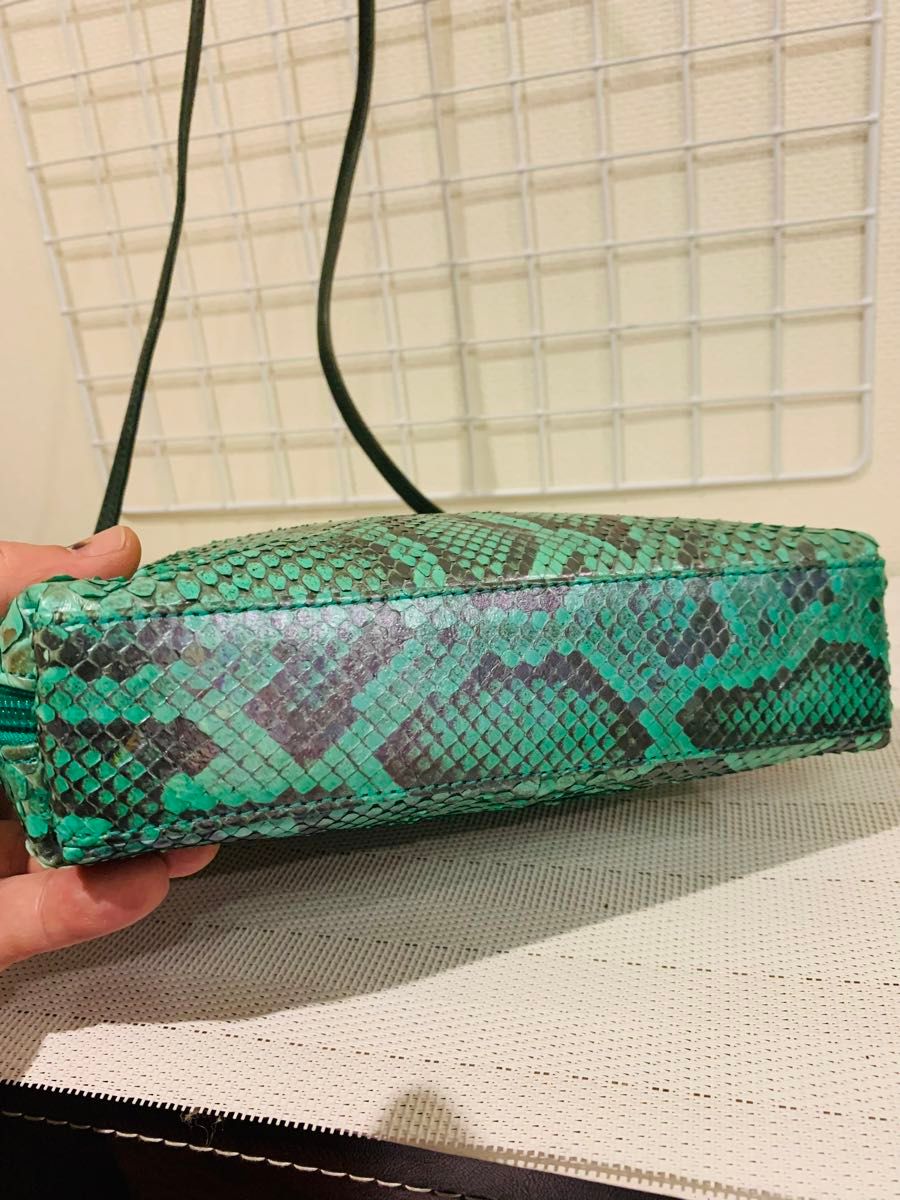 美品】TAKAHIKO 貴彦 ショルダーバッグ パイソン 蛇革 レザー 美品】TAKAHIKO 貴彦 ショルダーバッグ パイソン 蛇革 レザー