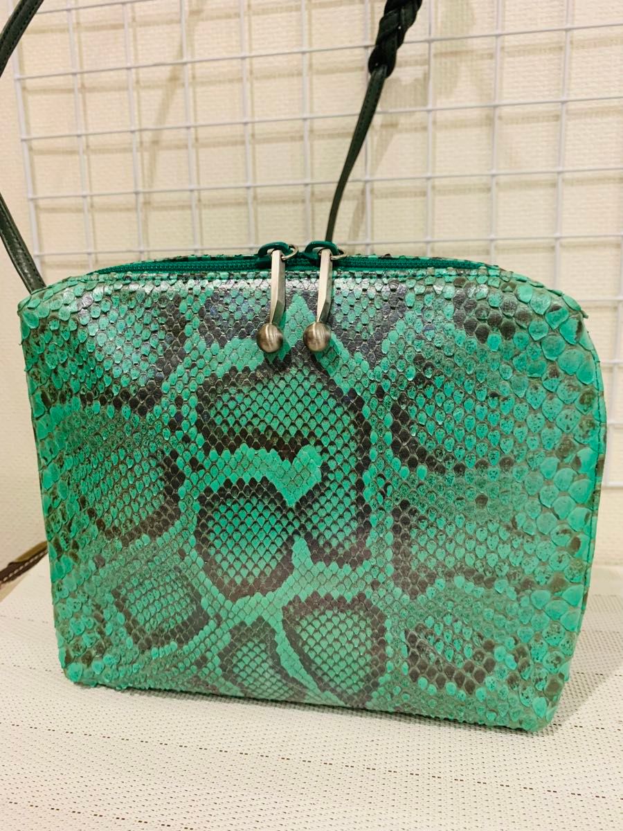 美品】TAKAHIKO 貴彦 ショルダーバッグ パイソン 蛇革 レザー 美品】TAKAHIKO 貴彦 ショルダーバッグ パイソン 蛇革 レザー