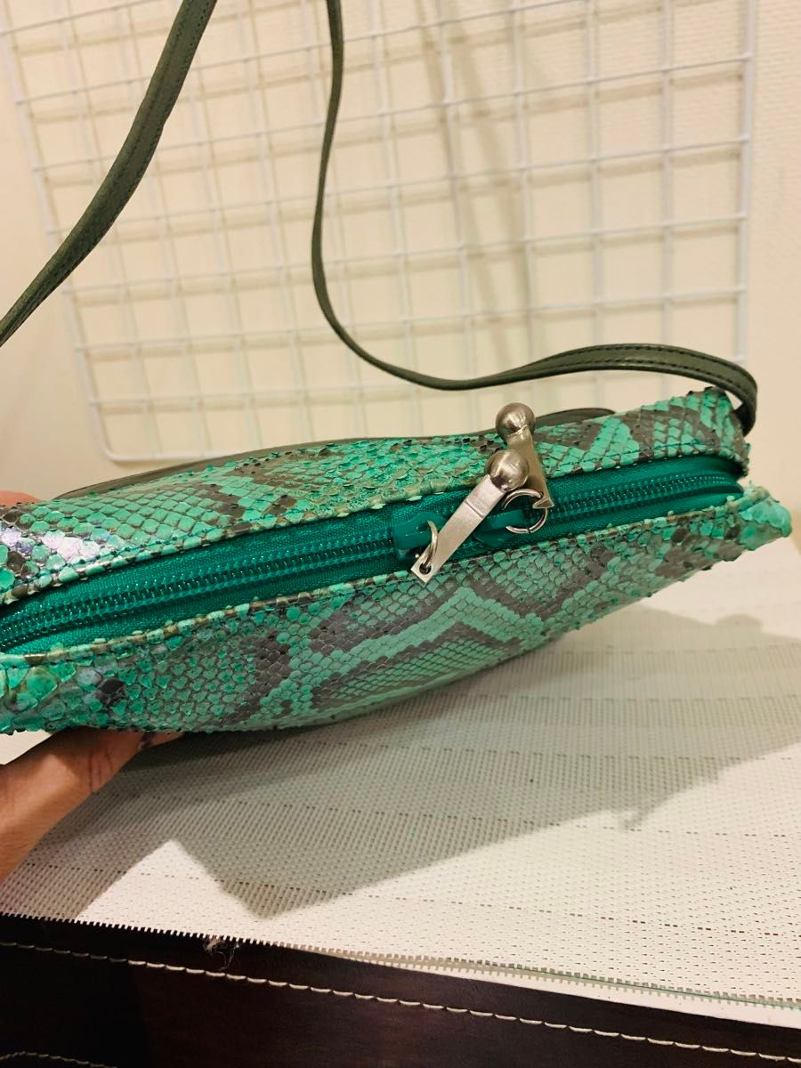 美品】TAKAHIKO 貴彦 ショルダーバッグ パイソン 蛇革 レザー 美品】TAKAHIKO 貴彦 ショルダーバッグ パイソン 蛇革 レザー