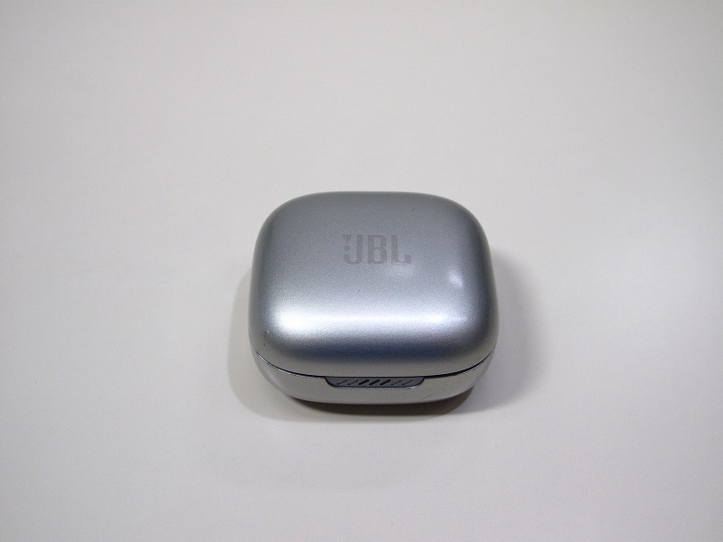 JBL LIVE FREE 2 TWS silver charge case only exhibit.