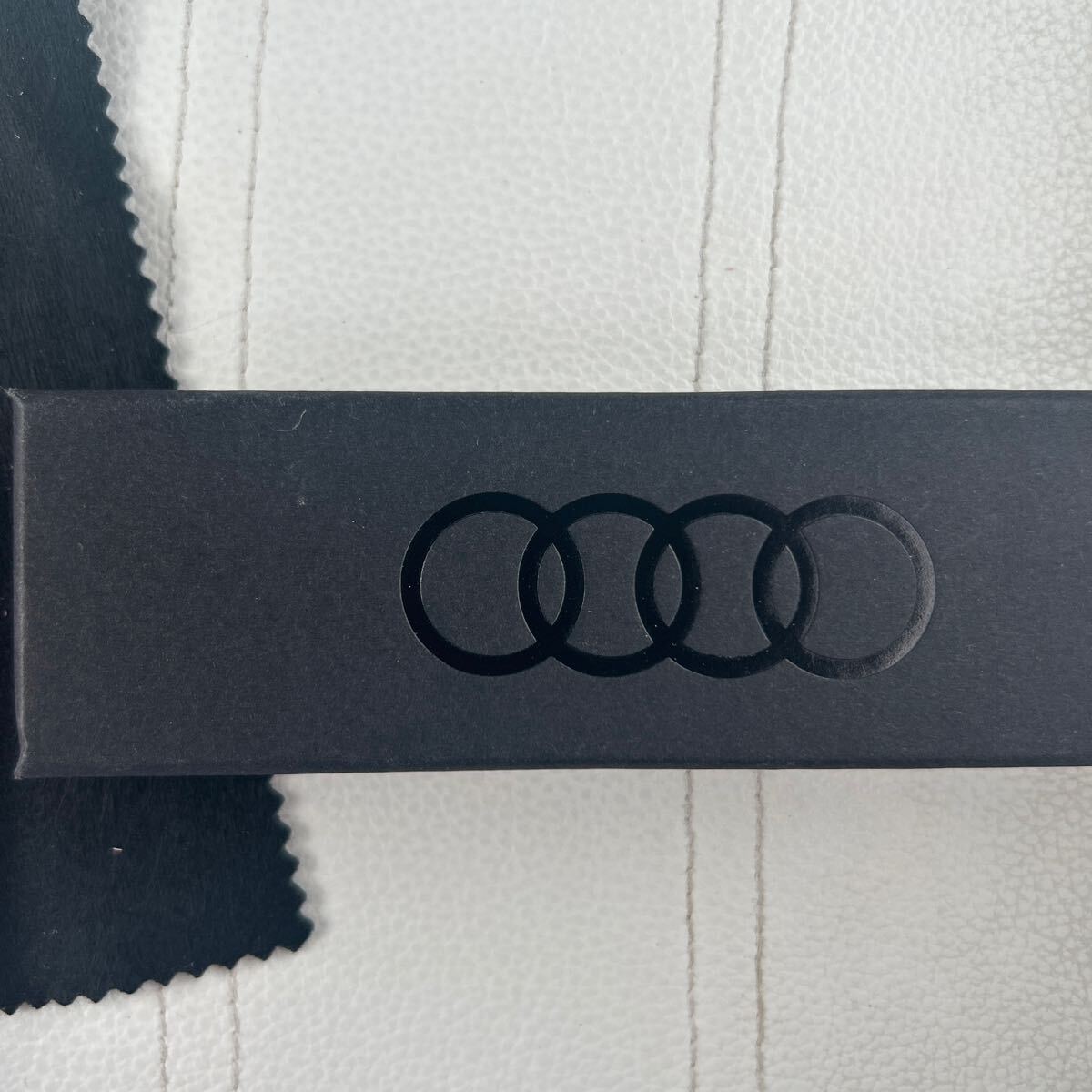 Audi* кожа брелок для ключа * не продается 