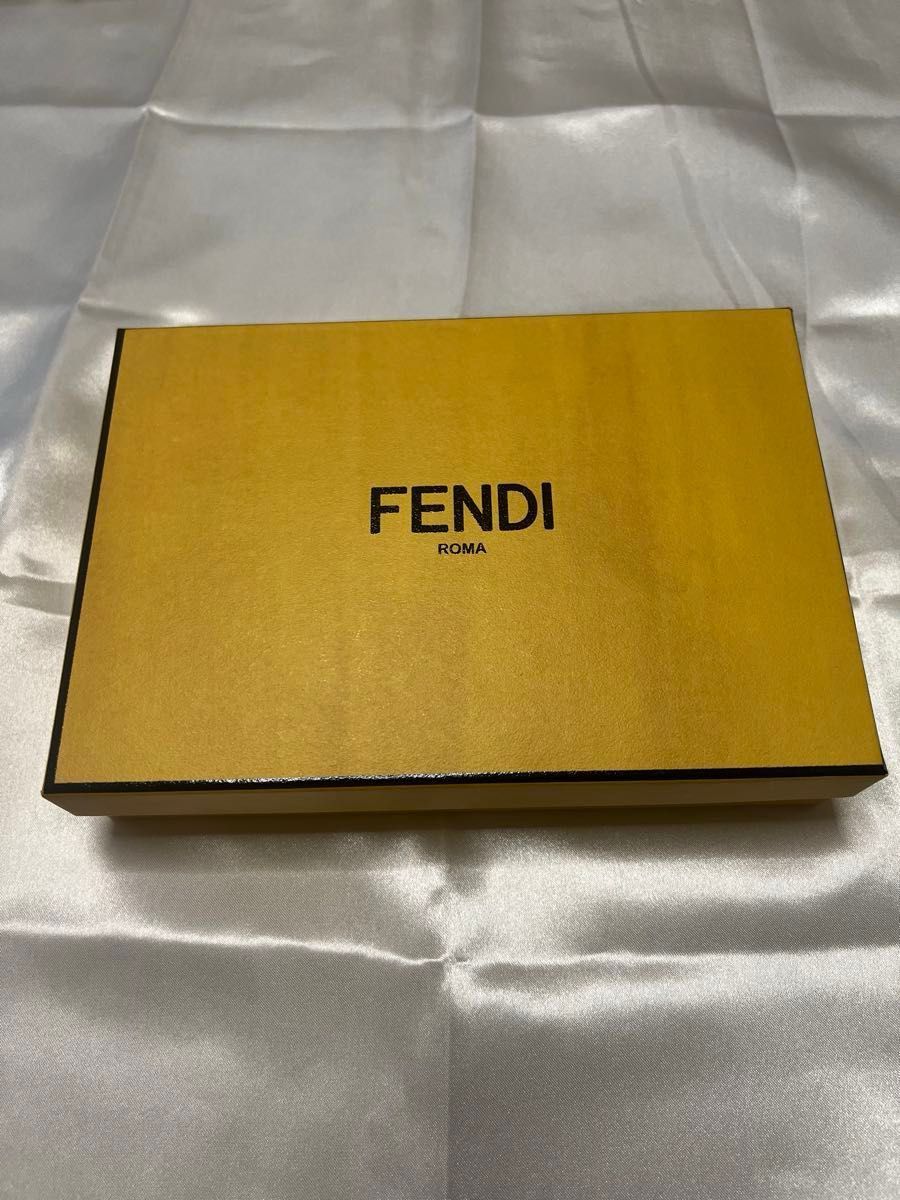 フェンディ 二つ折り財布 レディース ピーカブー ホワイトエラフレザー 財布 8M0438 AM2W F1JD7 FENDI