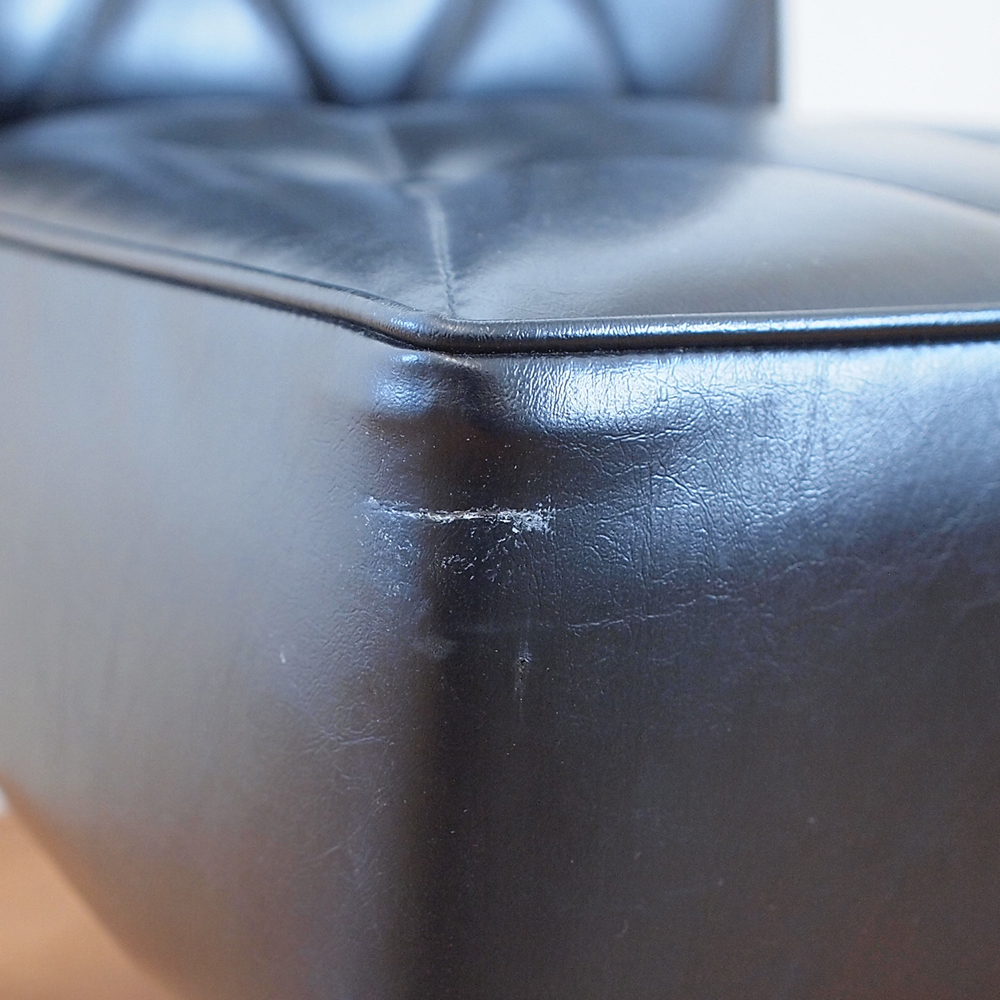 小さな破れあり カリモク60 カフェチェア スタンダードブラック karimoku 椅子の画像5