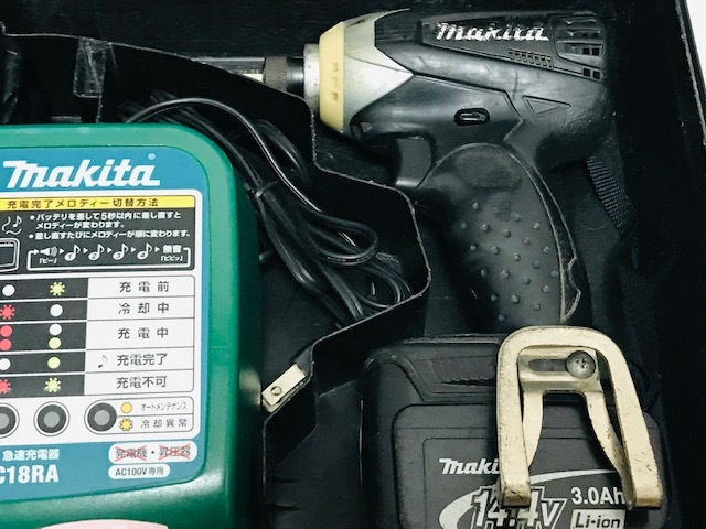 makita マキタ 充電式 インパクトドライバ TD132D 14.4V 黒 バッテリー2点BL1430充電器ケース付き稼働品動作確認済みインパクトドライバーの画像2