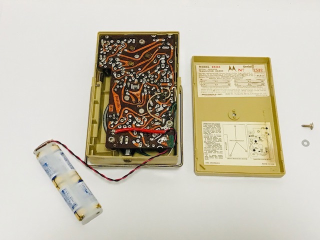アンティーク MOTOROLA モトローラ 8×26S 8-Transistor AMラジオ 稼働品 受信OK 1959年U.S.A. 高さ18cm 幅11㎝厚さ6.5㎝ ヴィンテージ希少_画像5