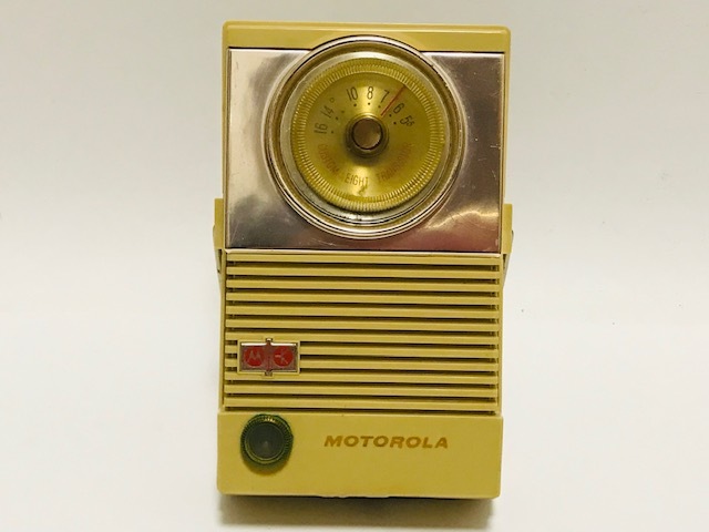 アンティーク MOTOROLA モトローラ 8×26S 8-Transistor AMラジオ 稼働品 受信OK 1959年U.S.A. 高さ18cm 幅11㎝厚さ6.5㎝ ヴィンテージ希少の画像1