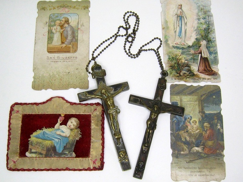 アンティーク 当時物 十字架 キリスト 2連チェーンロザリオ クロス 真鍮・木製 イエスキリスト & 古い布製札・カード３枚付きヴィンテージの画像1