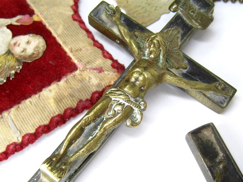 アンティーク 当時物 十字架 キリスト 2連チェーンロザリオ クロス 真鍮・木製 イエスキリスト & 古い布製札・カード３枚付きヴィンテージの画像6