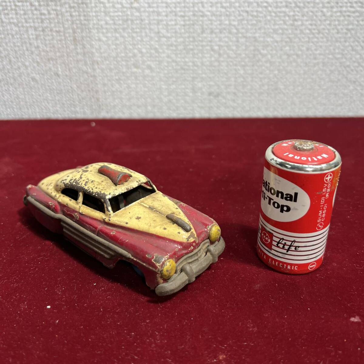 3棚016 昭和レトロ☆昔のブリキ玩具★アイアンバンパーのオールドカー ★後輪フリクション車★アメ車・ビンテージカー 50年代の画像1