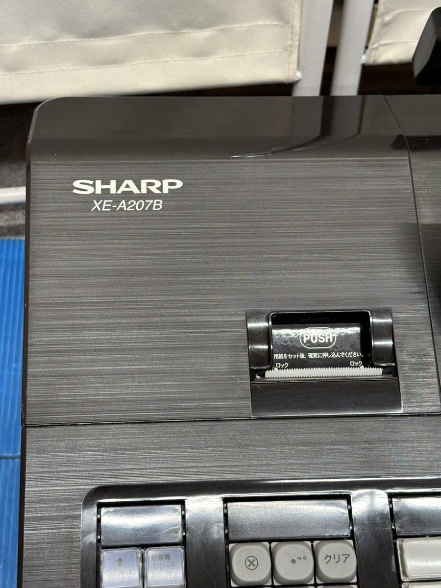 ●SHARP シャープ 電子レジスタ XE-A207B 店舗用品 レジ 電子レジスター 取扱説明書/鍵付き ロール紙オマケ 簡易動作のみ確認 中古保管品●の画像3