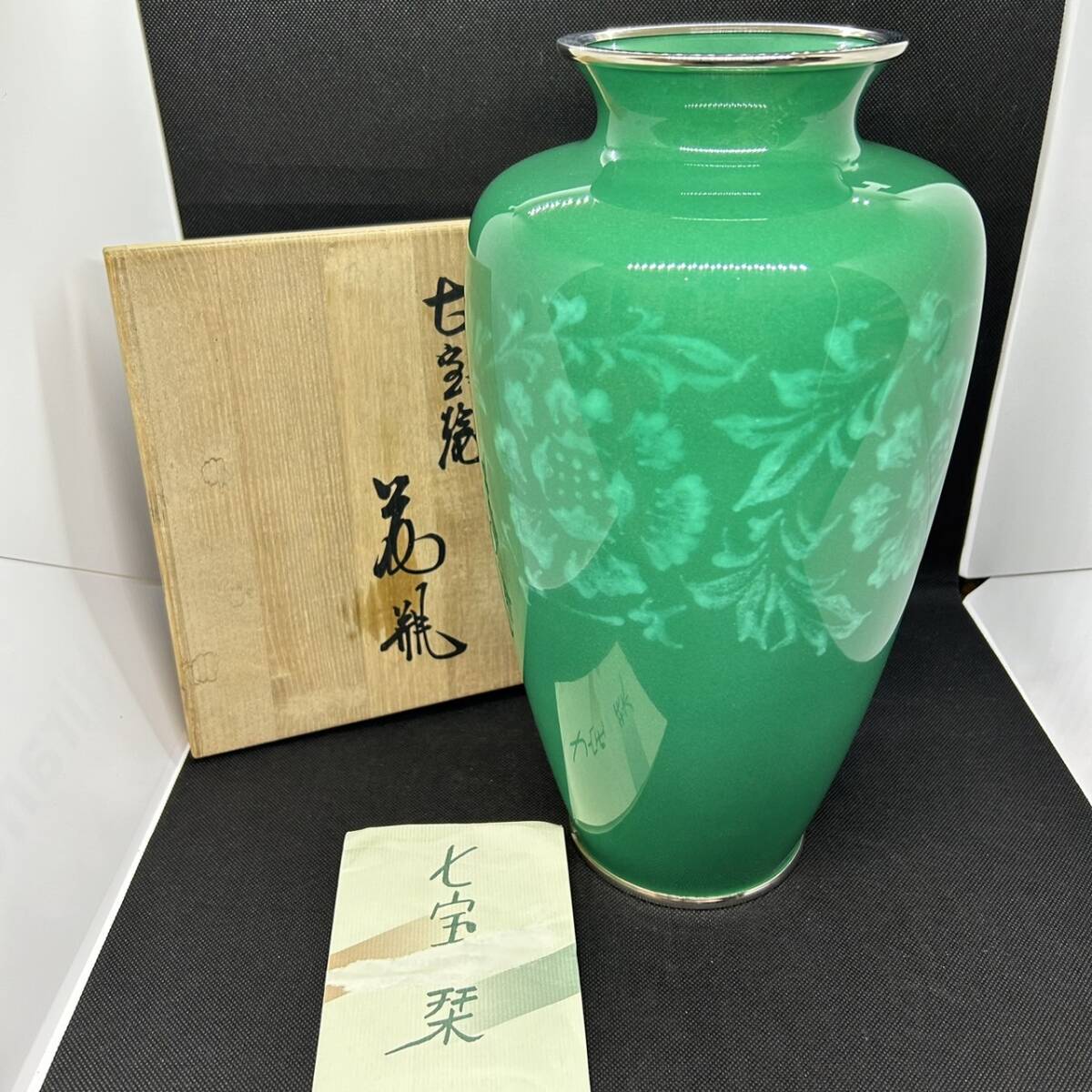 #8397A　保管品 陶器 七宝焼 花器 花瓶 フラワーベース 翡翠色 花柄 木箱入_画像1