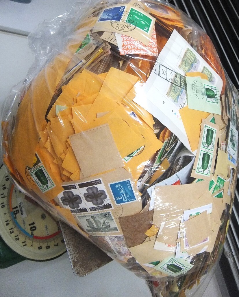 日本通常切手中心紙付 約13kgほど1箱一括_画像8