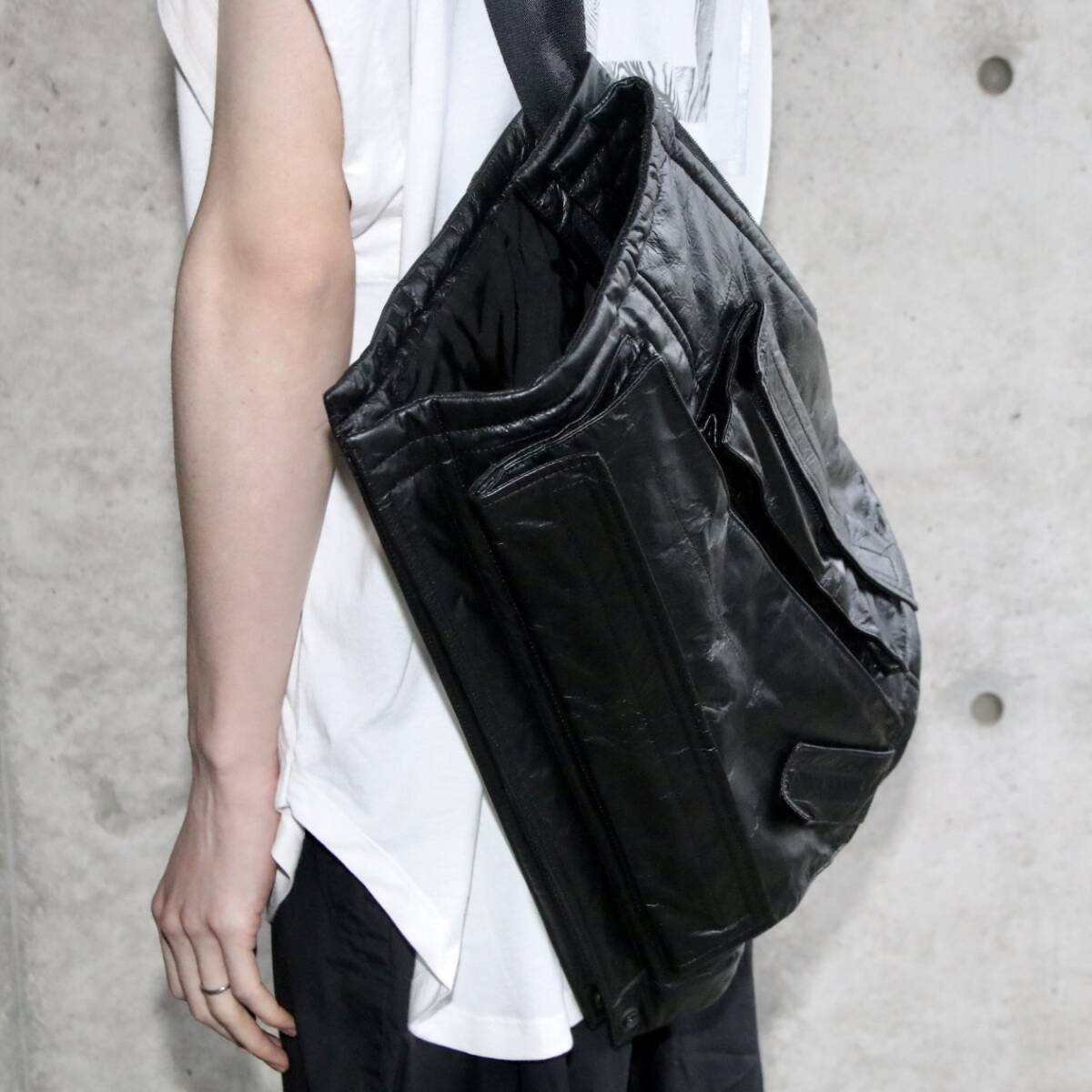 23AW 未使用品 定価117700円 JULIUS ユリウス レザー ガスマスク マルチ バッグ incarnation 837BGU4 rick owens yohji yamamoto guidi_画像3