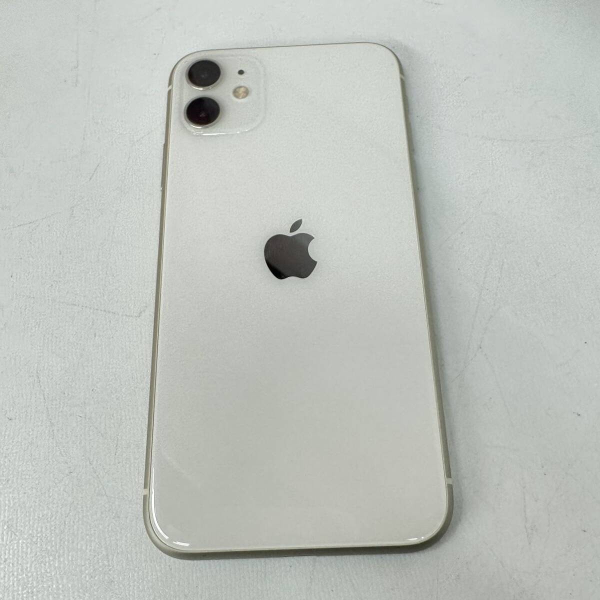 【ジャンク品】au Apple iPhone11 64GB MWLU2J/A ホワイト 制限○の画像2