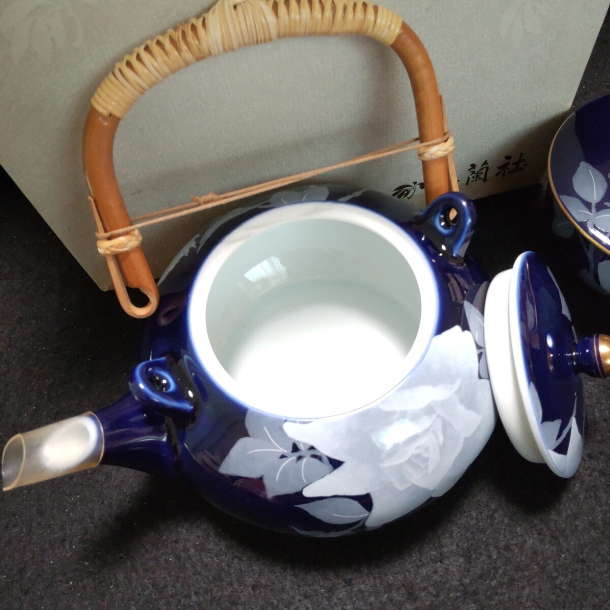 香蘭社 食器4点セット 瑠璃 薔薇 茶器セット 茶の間セット ペアカップ&ソーサー 茶托の画像3