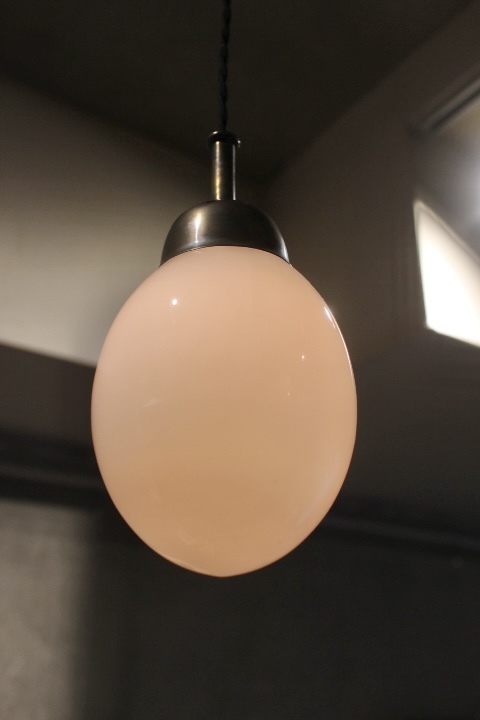(5)古いミルクガラスのペンダントライト卵形 楕円形ランプシェード(新品コード、白熱電球5w、シーリングキャップ)良いデザインと思います _画像1